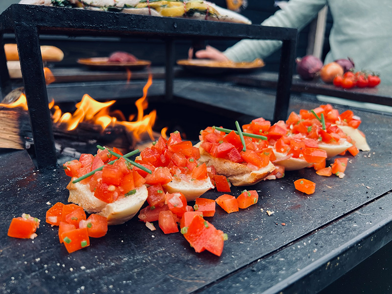 Daimana Firegrill Menu Bruschetta tomaat op stokbrood
